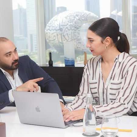 ナシマ タワー ホテル アパートメント ドバイ エクステリア 写真 A meeting between a financial advisor and a client