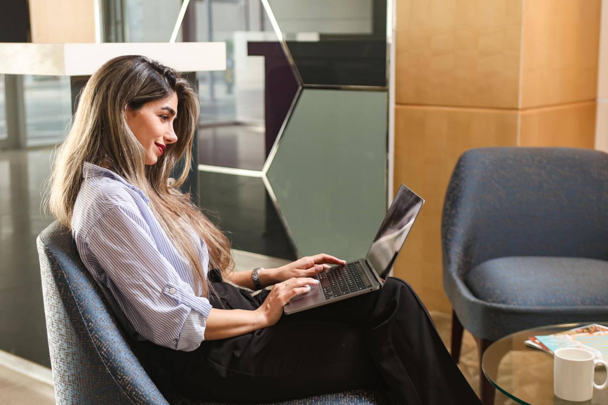 ナシマ タワー ホテル アパートメント ドバイ エクステリア 写真 A woman using a laptop