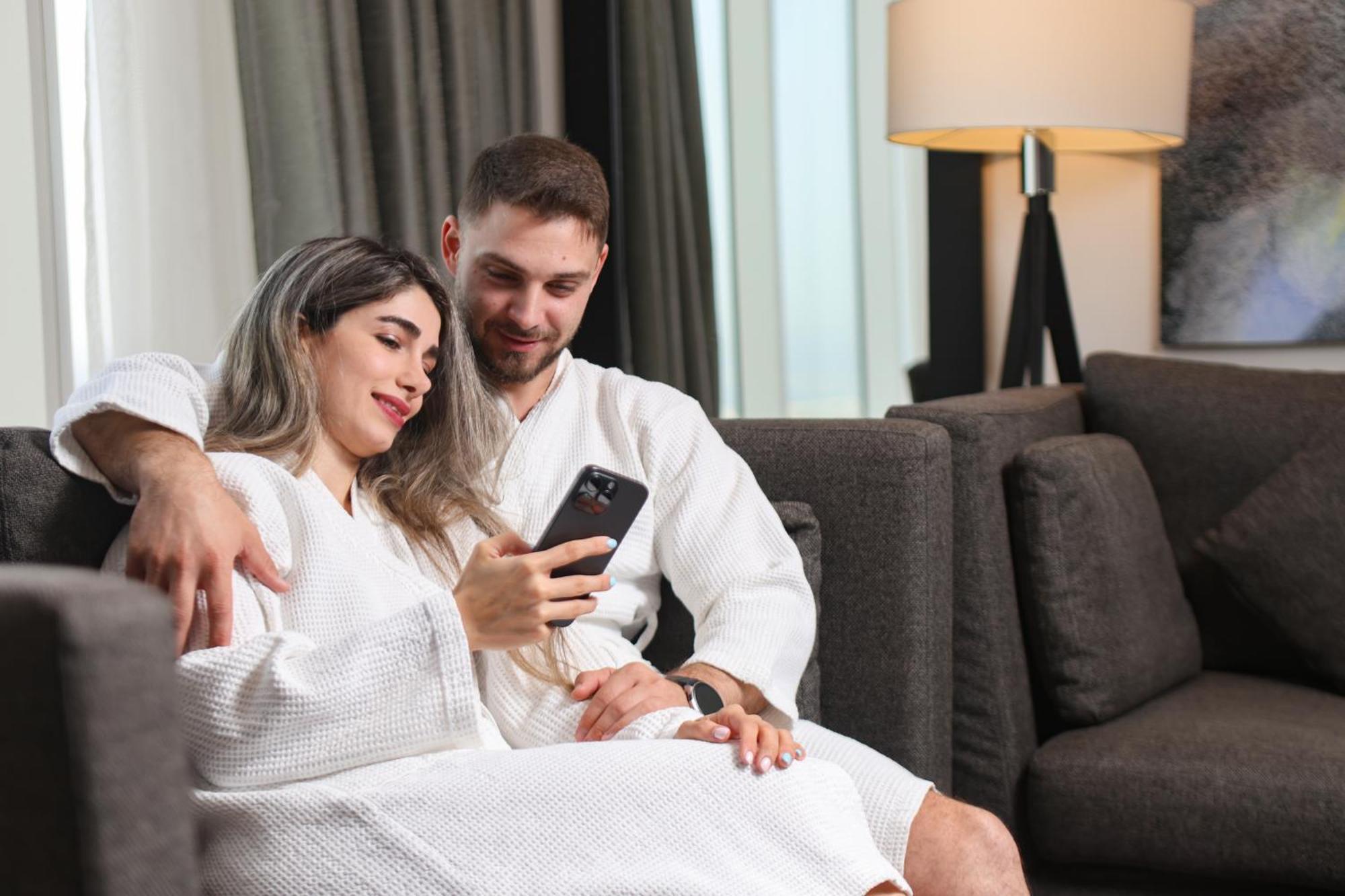 ナシマ タワー ホテル アパートメント ドバイ エクステリア 写真 A couple wearing bathrobes